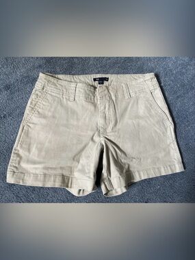 GAP Khakis Girlfriend 5" Chino Shorts Tan Size 4 Solid Pockets Zip
